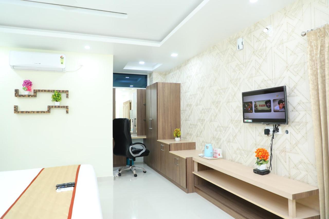 Hotel 8Th Mile Suites บังกาลอร์ ภายนอก รูปภาพ