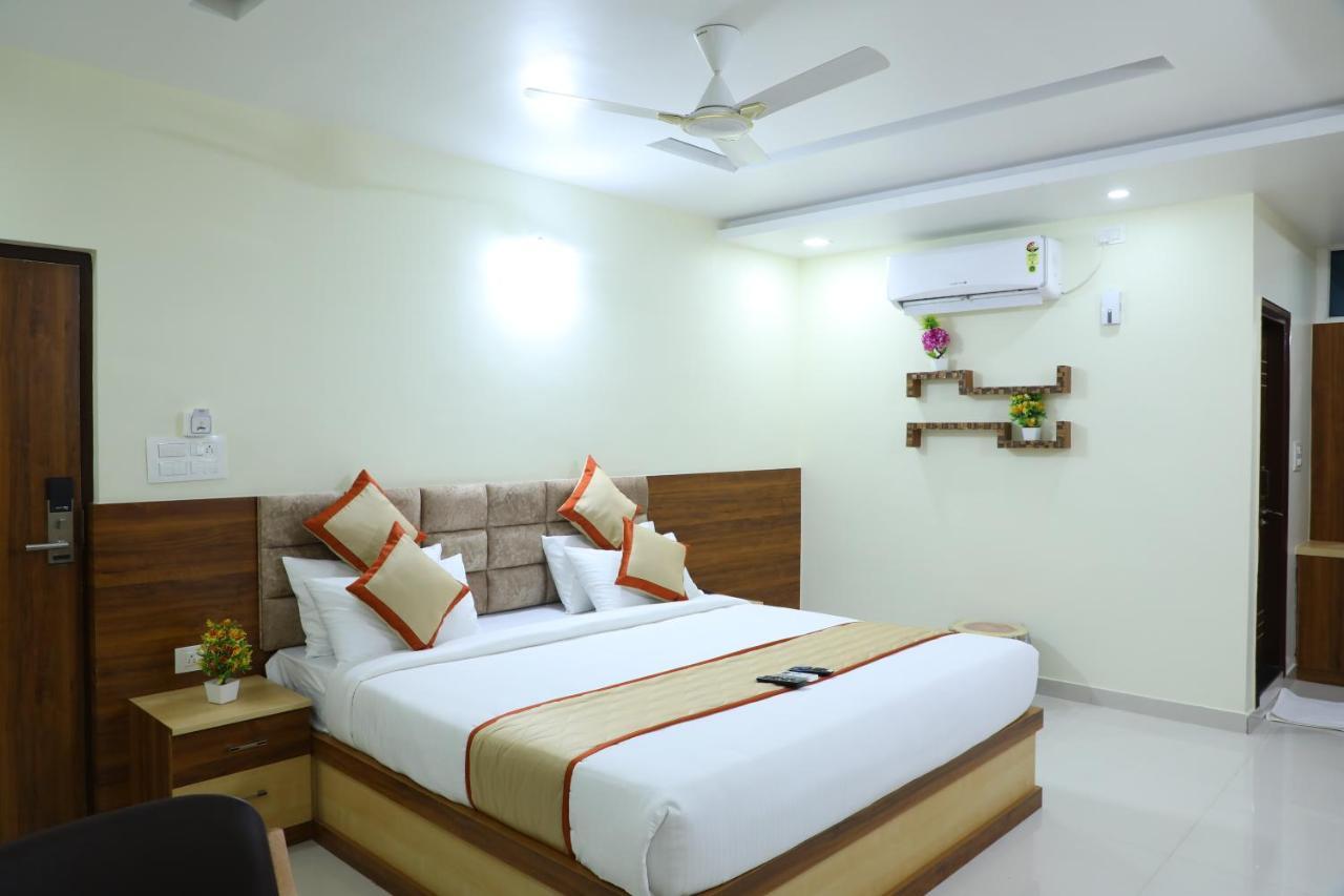 Hotel 8Th Mile Suites บังกาลอร์ ภายนอก รูปภาพ