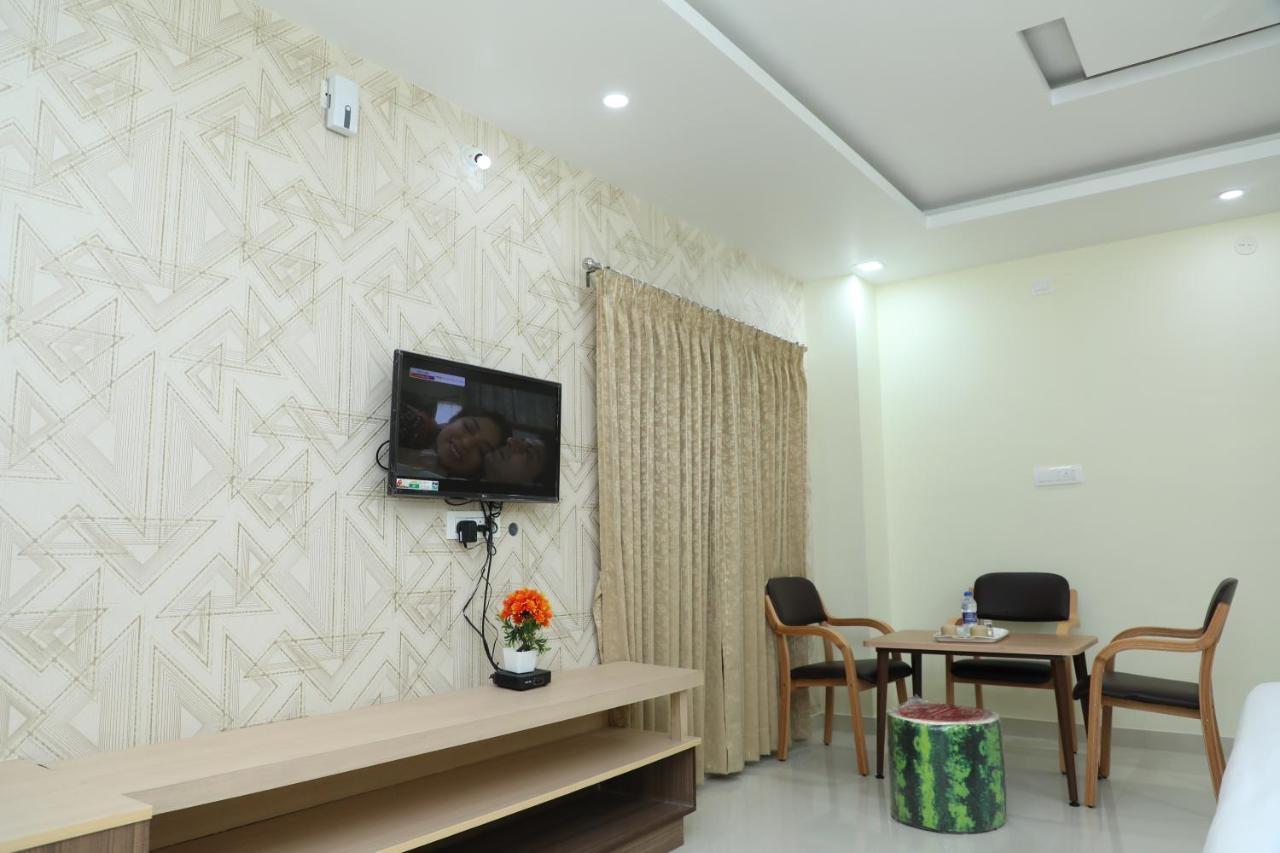 Hotel 8Th Mile Suites บังกาลอร์ ภายนอก รูปภาพ