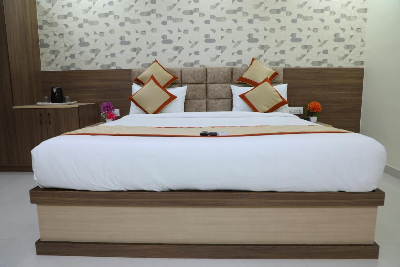 Hotel 8Th Mile Suites บังกาลอร์ ภายนอก รูปภาพ